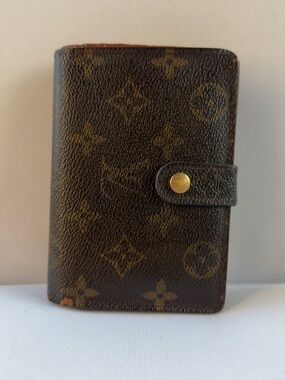 Louis Vuitton Monogram Kiss Lock Wallet Vintage Weak Snap Edge Shows Wear